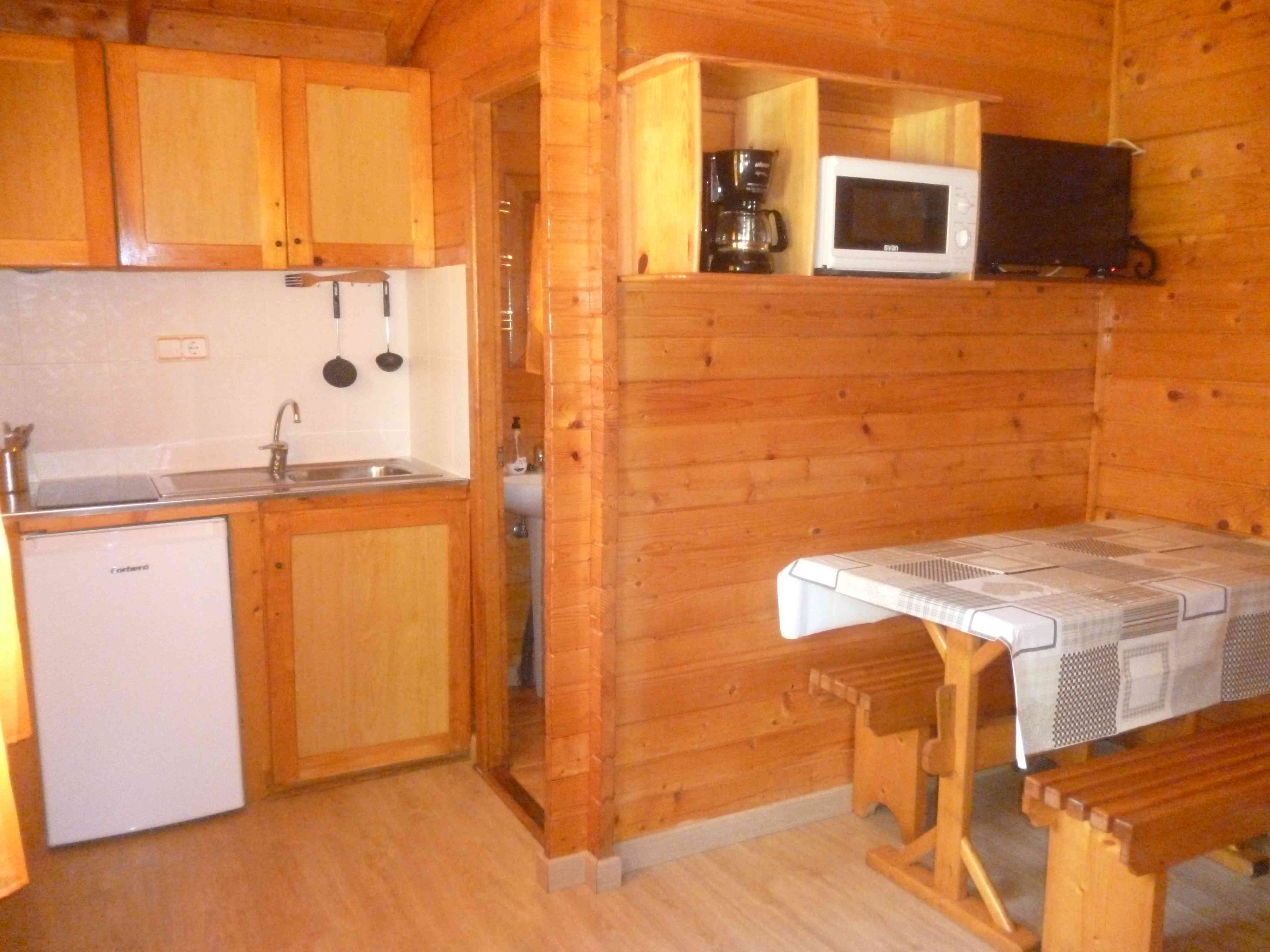 Interior de una cabaña del camping